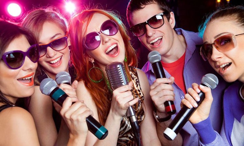 Mơ thấy hát karaoke đánh con gì?