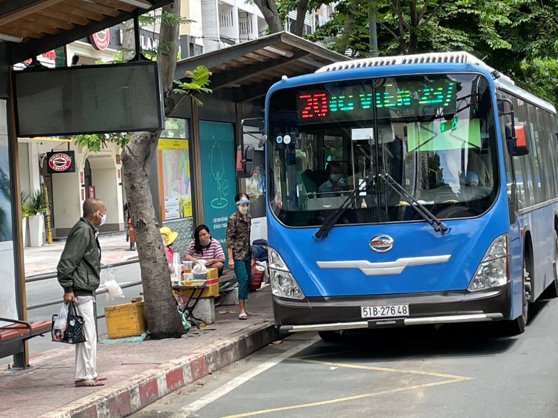 Mơ thấy xe buýt đánh con gì?